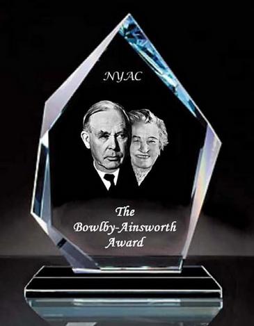 ภาพรางวัล Bowlby-Ainsworth ที่แสดง John Bowlby และ Mary Ainsworth ผู้บุกเบิก Attachment Theory